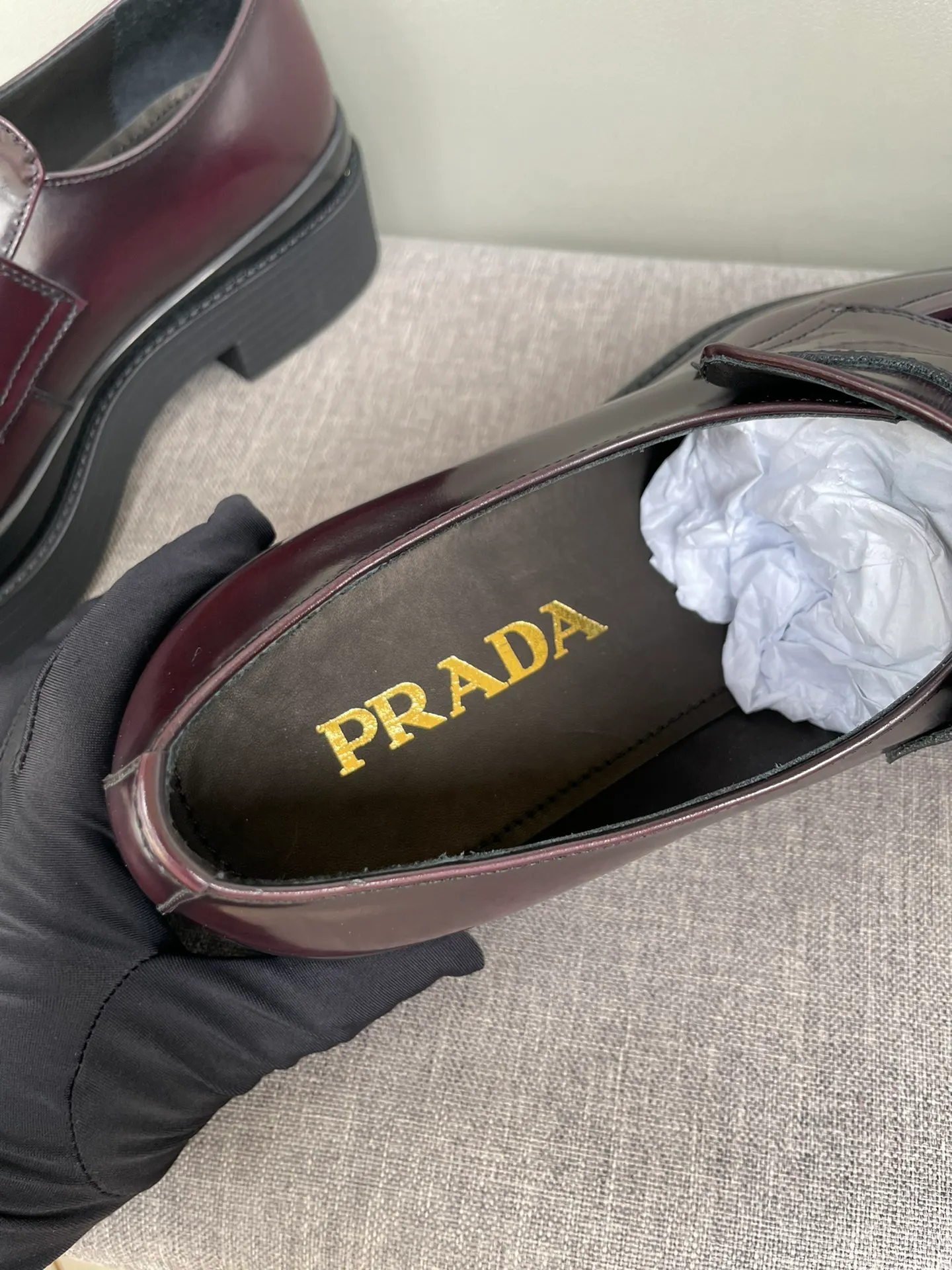 Men's shoes 💰860 💰Best recommendation✨PRADA Prada top purchasing quality imported upper with color-brushed edge beads carved toe design cowhide lining private molded TPU outsole non-slip, wear-resistant and elastic fashionable and versatile burgundy black blue 39-44 in stock (38, 45 customized for replacement, return and exchange)